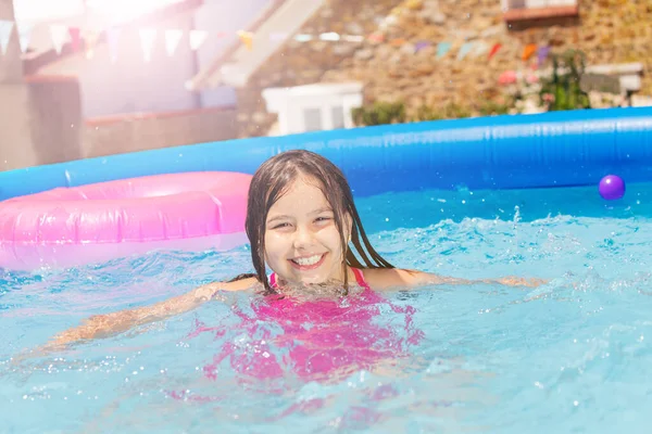 Cute Indah Caucasian Gadis Berenang Potret Kolam Renang Halaman Belakang — Stok Foto