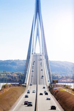 Fransa 'nın batısındaki Pont de Normandie Nehri deltasının önünü kapatın.