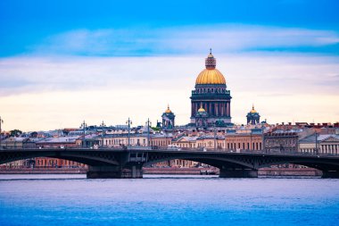 Neva nehri üzerindeki St. Isaac Katedrali Blagoveshchenskiy Köprüsü, Saint Petersburg, Rusya