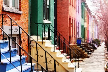 New York, ABD 'deki Lancaster caddesindeki tipik Albany evlerinin renkli merdivenlerini kapatın.