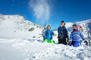 Bir grup çocuğun portresi yerde yatıyordu. Güzel dağların üzerine kar atıyordu.