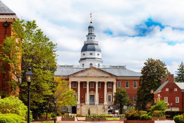 Maryland State House Kongre Binası Bladen Caddesi 'nden yaylı yayın manzaralı, Annapolis MA, ABD