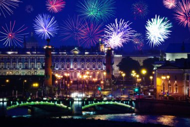 Rostralnaya Kolonna üzerindeki havai fişekler ya da Neva nehri ve Kış Sarayı 'ndaki sütun, Zimnij dvoretleri, Saint Petersburg, Rusya