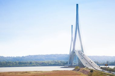 Fransa 'da Honfleur yakınlarındaki Seine Nehri delta manzaralı Normandiya Köprüsü veya Pont de Normandie