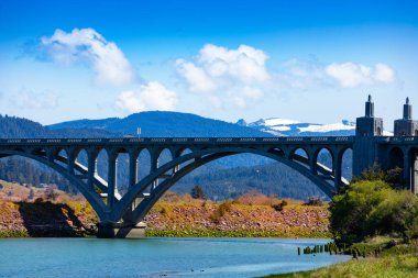 Rogue River 'ı ya da Oregon Curry County' deki Isaac Lee Patterson Memorial Köprüsü 'nü kapatın.