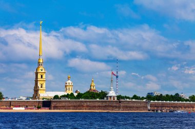 Saint Petersburg, Rusya 'daki Neva nehri üzerindeki Peter ve Paul kalesi.