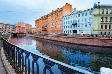 Moika nehri ve neberezhnaya Griboyedov kanalı manzarası Kokushkin 'e doğru en çok köprü Saint Petersburg, Rusya' da