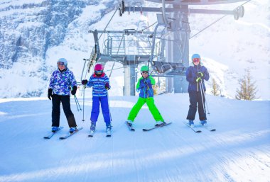 Dört çocuklu bir grup kız ve erkek çocuk, Alp Resort 'taki koltuktan kalktıktan sonra kayak yapmaya başladılar.