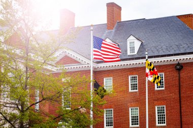 Annapolis, Maryland, ABD 'deki hükümet binasının önünde ABD bayrağı