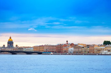 Neva nehri panoraması St. Isaac Katedrali 'nin üzerinde ve Deniz Kuvvetleri Embankment, Saint Petersburg, Rusya