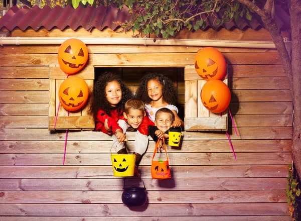 Grupo Crianças Retrato Trajes Halloween Com Baldes Doces Olhar Janela — Fotografia de Stock