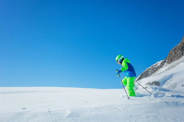 雪の中で楽しいハイキングスクールの男の子冬のアクティビティのコンセプト — ストック写真