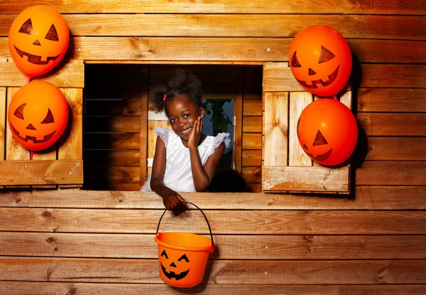 Pequena Menina Negra Sorridente Traje Halloween Com Balde Para Doces — Fotografia de Stock