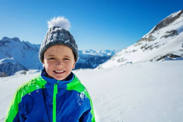 Szczęśliwy Chłopiec Czapce Zimowej Spacery Słonecznych Górach Blisko Uśmiechnięty Portret — Zdjęcie stockowe