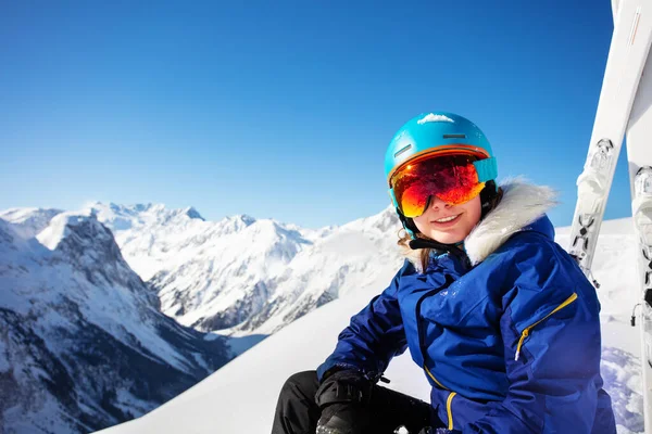 幸せな肖像画の十代の女の子でスキーヘルメットと置くダウンマスク笑顔以上山の頂上のピーク — ストック写真