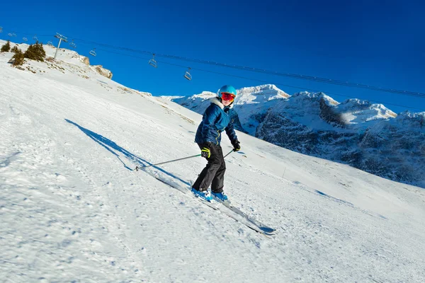 Portrait Une Adolescente Sur Piste Ski Descendant Regardant Caméra Sur — Photo