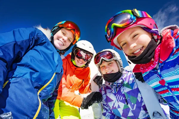 Gruppe Von Kindern Skimaske Und Helm Blicken Zusammenstehend Über Den — Stockfoto