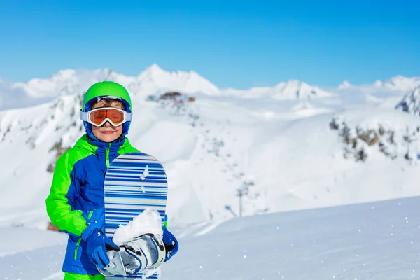 Retrato Cercano Niño Casco Deportivo Sostener Gafas Snowboard Sobre Brillantes — Foto de Stock