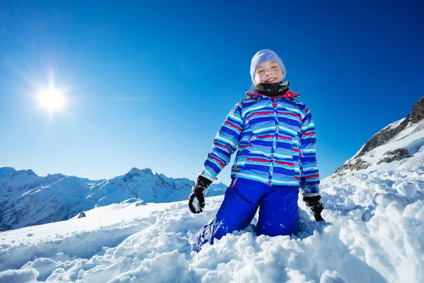 美丽姑娘的画像 双膝跪在雪地上 明亮的太阳 低角度的景色 — 图库照片