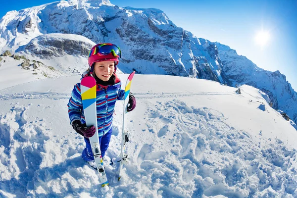 山頂の景色の上に雪の中に立っているスキー少女の側からの完全な高さの肖像画はピンクのマスクと色のメガネを着用 — ストック写真