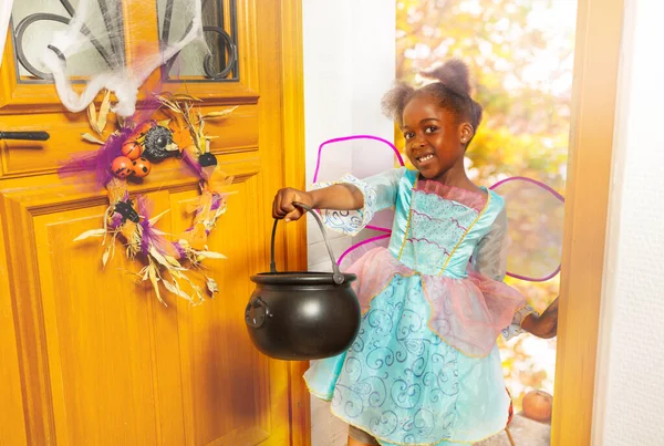 Roztomilé Malé Černošky Dívka Modrém Halloweenském Kostýmu Kbelíkem Sladkosti Dostávají — Stock fotografie