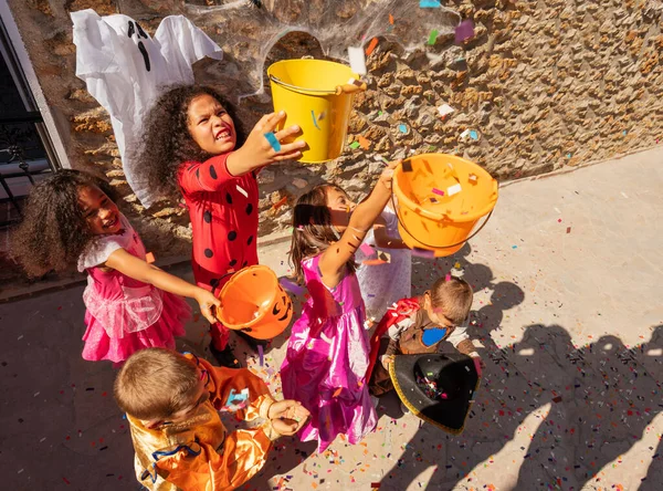 Gruppo Bambini Sollevano Secchi Aria Halloween Ottenere Caramelle Vista Dall — Foto Stock