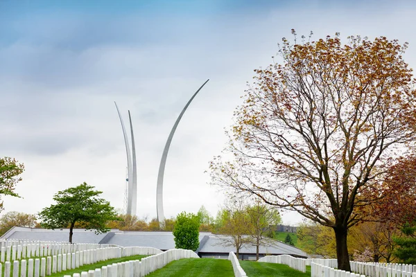 Air Force Memorial Arlington Über Grabsteinreihen Auf Dem Soldatenfriedhof — Stockfoto