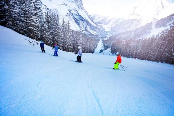 Çocuklar Için Kayak Okulu Arka Planda Dağlarla Peş Peşe Giden — Stok fotoğraf