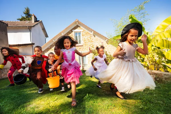 Amplio Grupo Niños Corren Vestidos Halloween Césped Antes Casa Juntos —  Fotos de Stock