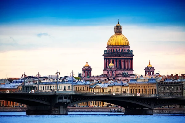 俄罗斯圣彼得堡涅瓦河和海军基地堤上的圣艾萨克大教堂 — 图库照片