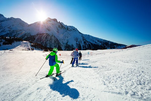 Группа Детей Катаются Лыжах Холме Вместе Альпийском Курорте Над Горами — стоковое фото