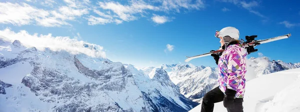 Профиль Вид Девушки Лыжницы Вершине Горного Стенда Держать Лыжи Плече — стоковое фото