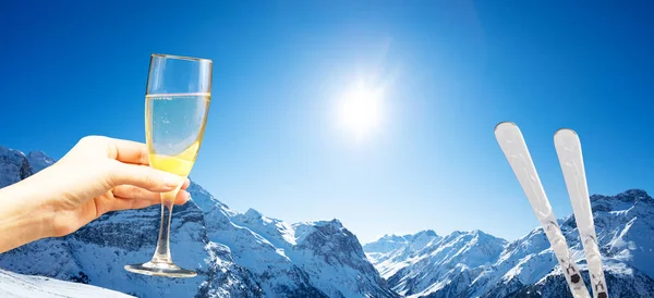 在阳光明媚的天气里 滑雪和手捧着香槟在阿尔卑斯山雪地上飞舞 — 图库照片