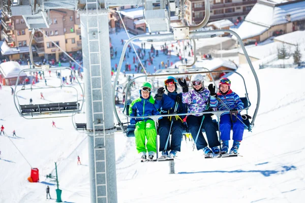 Quatre Amis Enfants Assis Ensemble Sur Télésiège Levant Sur Montagne — Photo