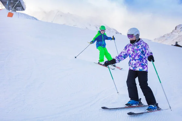 Två Barn Åker Utför Tillsammans Färgglada Kläder Alpina Bergssluttningen — Stockfoto