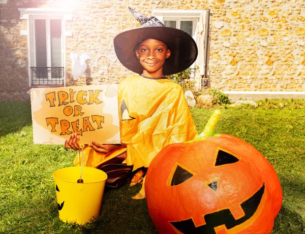 Bonito Bonito Bonito Pouco Preto Menino Halloween Sentar Gramado Com — Fotografia de Stock