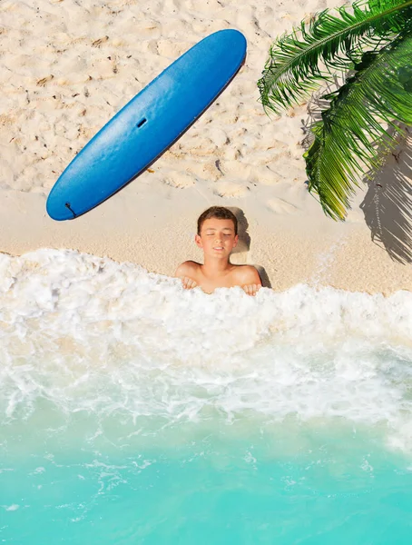 Liten Pojke Låg Stranden Sand Havet Som Filt Koncept Med — Stockfoto