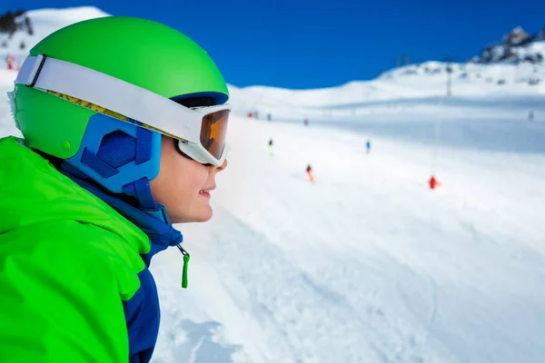 スキー場の景色を見下ろすマスクとヘルメットでスノーボードの男の子の近い側の肖像画 — ストック写真