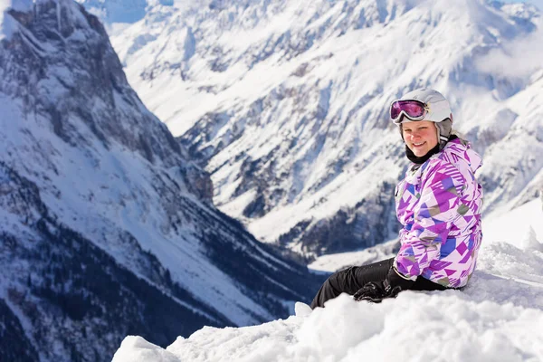 Nettes Teenie Mädchen Sitzt Schnee Auf Dem Gipfel Des Berges — Stockfoto