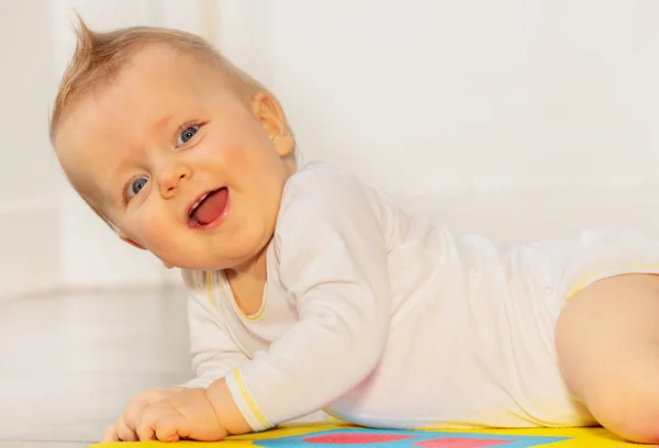 Retrato Risa Cara Feliz Niño Pequeño Bebé Tendido Suelo Habitación — Foto de Stock