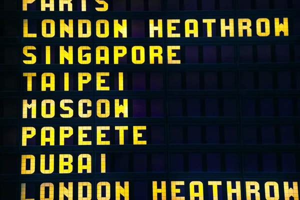 Dienstregeling Luchthaven Met Londen Parijs Moskou Andere Bestemming Geel Lettertype — Stockfoto