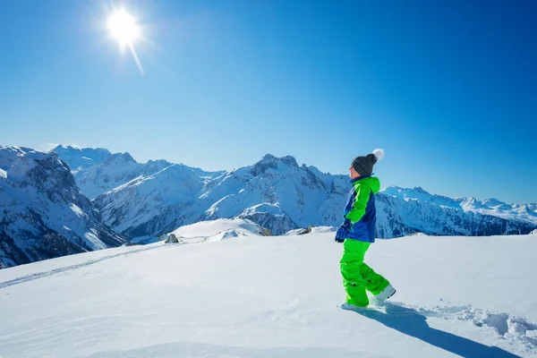 徒步旅行的男孩踩着初雪享受山顶景观冬季活动的理念 — 图库照片