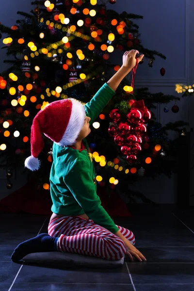 Menino Pequeno Feliz Decorar Árvore Natal Sentado Vestindo Trajes Festivos — Fotografia de Stock