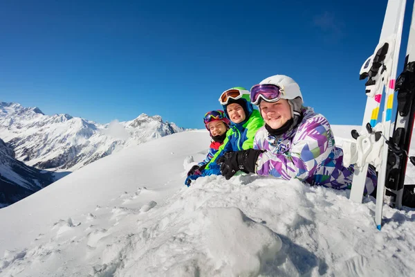 Eine Gruppe Fröhlicher Kinder Liegt Mit Skiern Reih Und Glied — Stockfoto