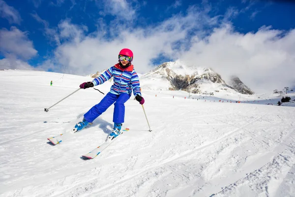 Retrato Movimento Uma Menina Fazendo Excursão Esqui Alpino Ceifando Descida — Fotografia de Stock