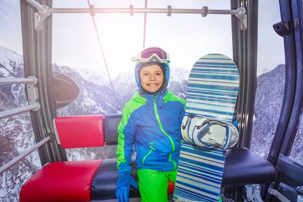 Nära Porträttet Glad Snowboardpojke Med Snowboard Sitter Liftkabinen Lyfta Berget — Stockfoto
