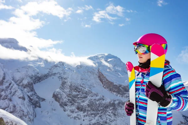 Fechar Lado Retrato Menina Bonito Capacete Rosa Esqui Cor Óculos — Fotografia de Stock