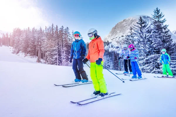 Skischool Voor Kinderen Groep Kinderen Staan Samen Piste Voordat Naar — Stockfoto