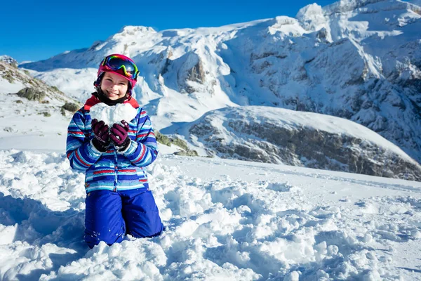 冬の衣装やスキーのグーグルで幸せな若い女の子 マスクは愛の山の休暇の概念を描いた星の形で雪を保持 — ストック写真