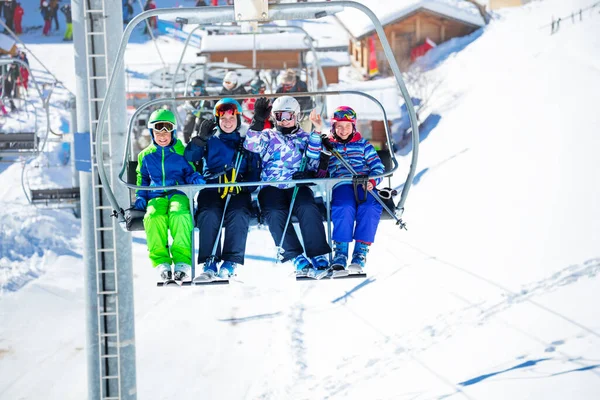 Группа Лыжников Дети Сидят Стульях Машут Руками Собирается Гору Кататься — стоковое фото
